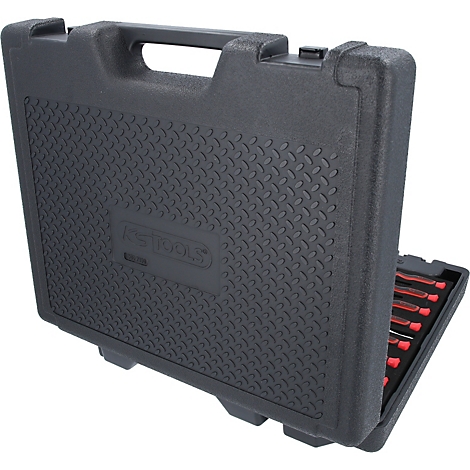 Schwarzer Werkzeugkoffer, halb geöffnet, mit rotem Innenleben. Der Koffer hat einen Griff und ein strukturiertes Muster. Auf der Vorderseite steht "KS TOOLS".